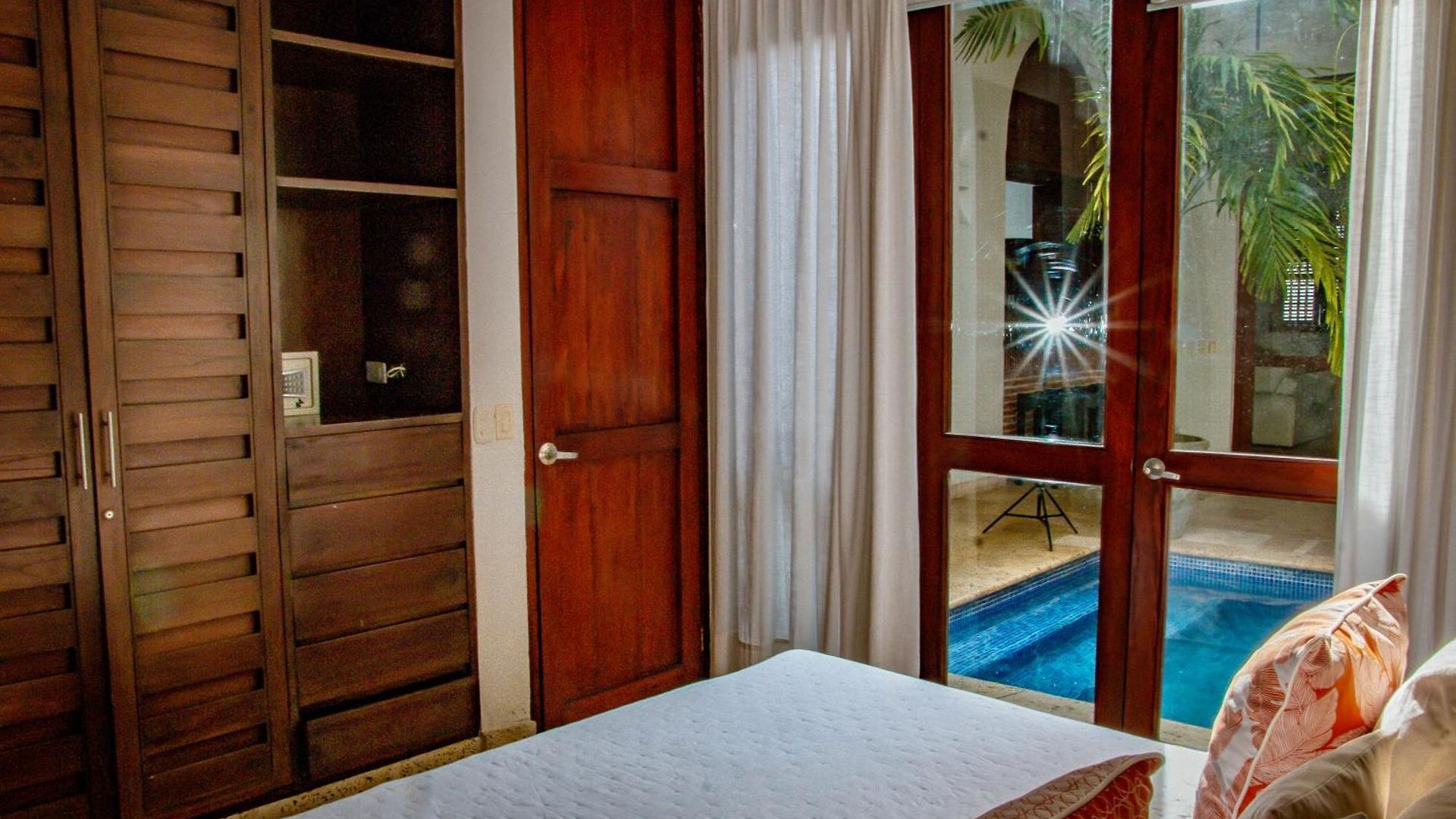 5 Bedroom Inside Of The Walled *