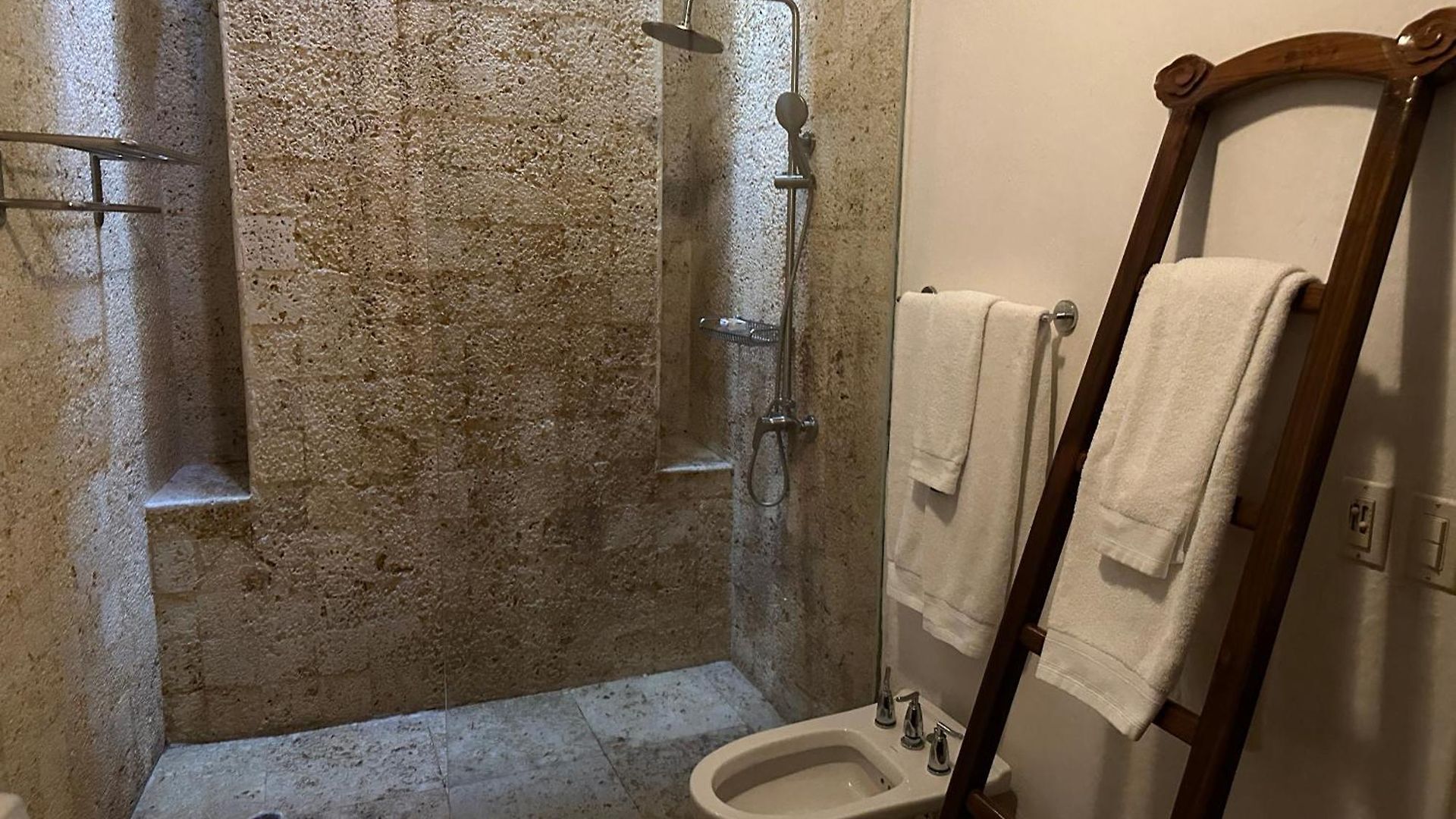 5 Bedroom Inside Of The Walled *